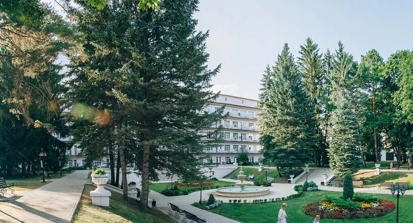 Территория санатория Центросоюз в Кисловодске